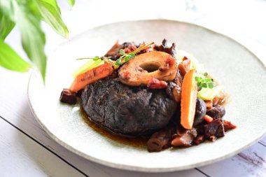 Kızarmış biftek ve biftek.