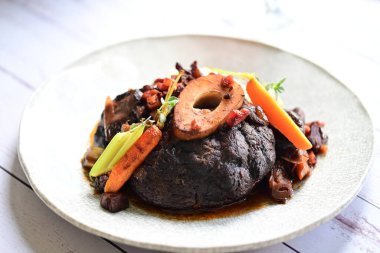 Sebzeli ve soslu biftek.