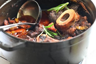 Sebzeli biftek güveci.