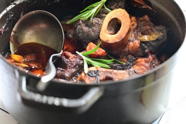 Biberiyeli leziz biftek güveci, yakın plan.