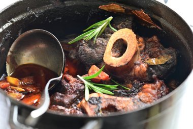 Bir tava kızarmış tavuk ve sebze masada, yakın plan.