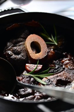 Sebze ve baharatlı lezzetli biftek.