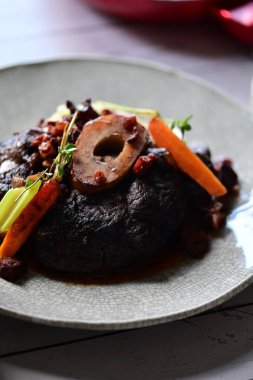 Siyah soslu biftek ve sebze.