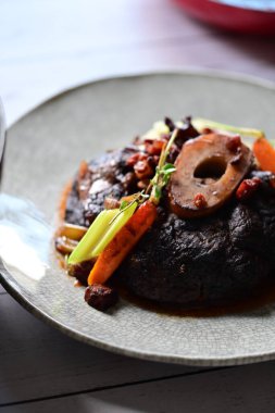 Sebze ve baharatlı biftek.