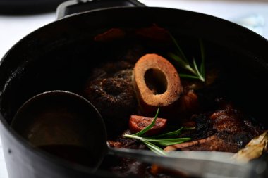 Siyah tabakta servis edilen lezzetli biftek, yakın plan.