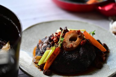 Sebzeli kızarmış biftek