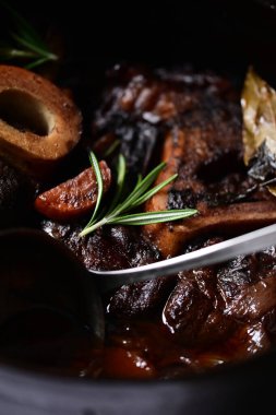 Sebzeli ve otlu biftek.