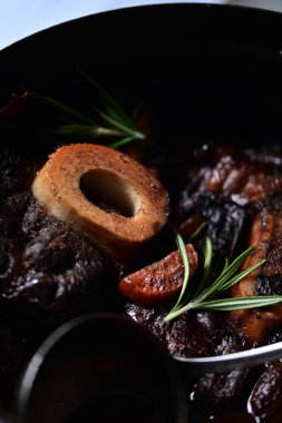 Sebzeli ve biberiyeli kızarmış tavuk.