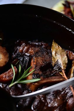 Yakın plan - lezzetli yemekler masada.