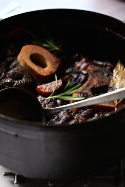 Tavada sebzeli biftek.