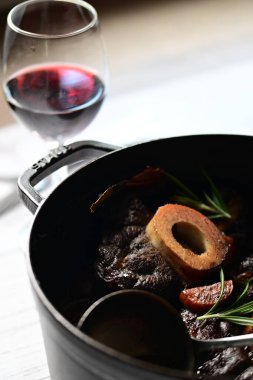 Sebze ve şaraplı biftek.