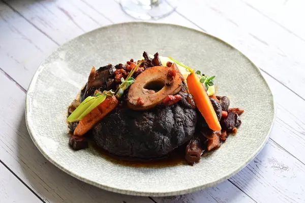 Zengin sos ve yavaş pişirilen malzemeler, ev yapımı gurme yemekleri veya sonbahar ve kış tariflerini sergilemek için ideal geleneksel bir konforlu gıda yemeğinin altını çiziyor..