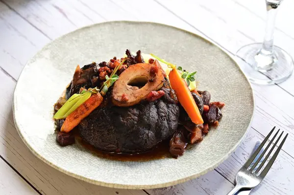 Zengin sos ve yavaş pişirilen malzemeler, ev yapımı gurme yemekleri veya sonbahar ve kış tariflerini sergilemek için ideal geleneksel bir konforlu gıda yemeğinin altını çiziyor..