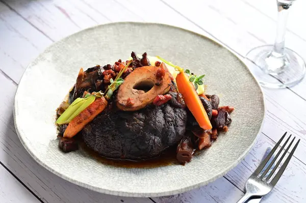 Zengin sos ve yavaş pişirilen malzemeler, ev yapımı gurme yemekleri veya sonbahar ve kış tariflerini sergilemek için ideal geleneksel bir konforlu gıda yemeğinin altını çiziyor..