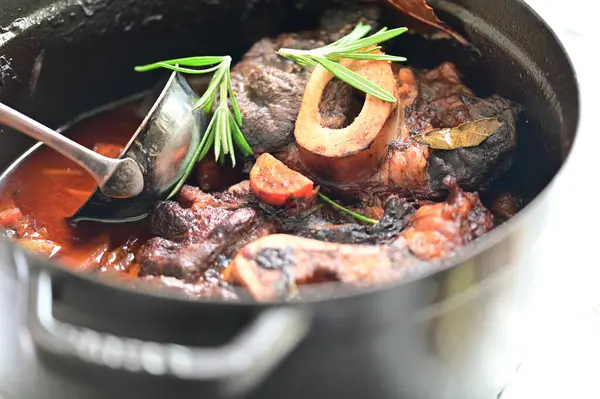 Tencereyle pişirilmiş et, yakın plan.