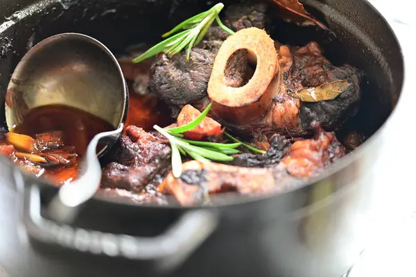 Kızartma tavasında nefis pirzola, üst manzara.