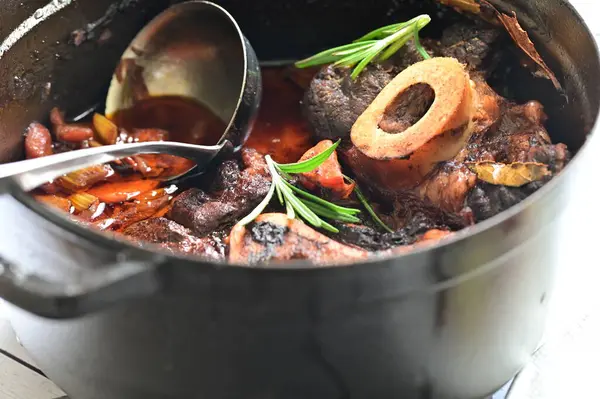 Sebzeli biftek güveci.