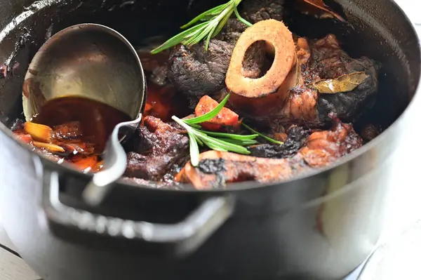 Biberiyeli leziz biftek güveci, yakın plan.