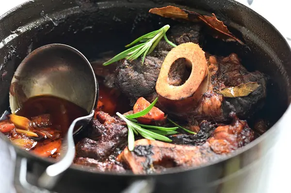 Bir tava kızarmış tavuk ve sebze masada, yakın plan.