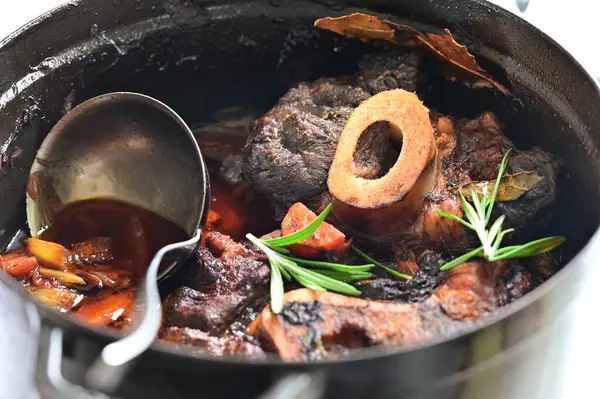 Tencere dibin kara seninki benden kara.