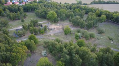 Kırsal köyün hava manzarası. Ağaçlı ve tarlalı kırsal alan
