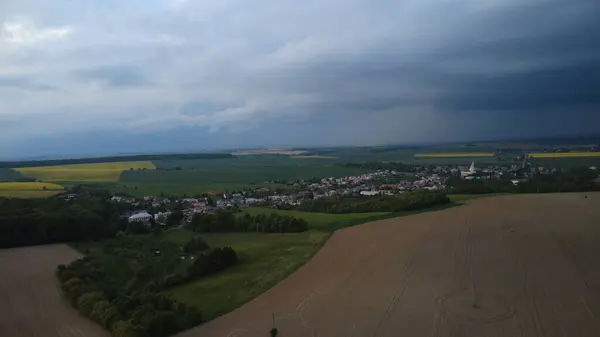 Köyün kırsal kesiminin havadan görünüşü