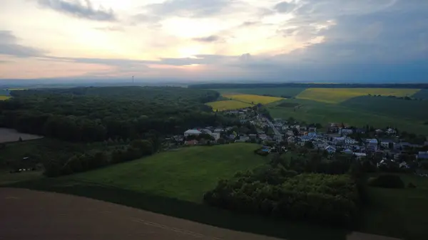 Gün batımında bir köyün hava manzarası.
