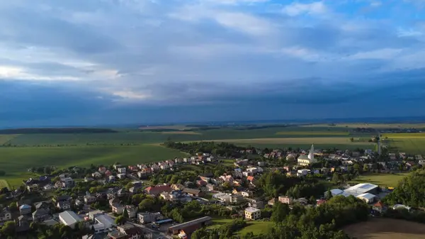 Gölün üzerinde güzel bir gün batımı.