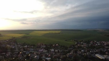 Bulutların üzerinde günbatımının hava görüntüsü.