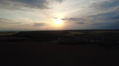 Denizin üzerinde güzel bir gün batımı