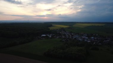 Akşam günbatımında kırsal arazinin havadan görünüşü.
