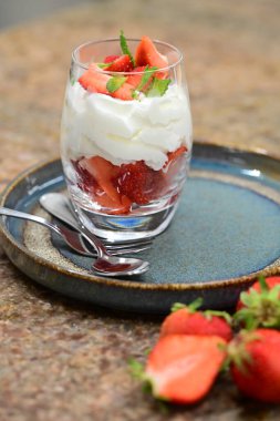 Şeffaf bir kasede lezzetli çilekli tatlı..