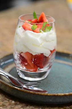 Taze çilek ve kremalı vanilyalı dondurma.