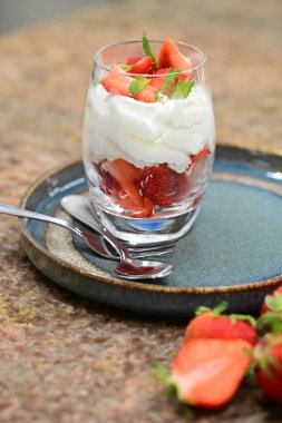 Bardakta çilekli tatlı