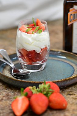 Masada bir bardak çilekli yoğurt.