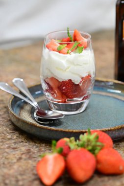 Çilekli krema, çilekli ve kremalı.