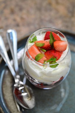 Beyaz masada taze çilek tatlısı.