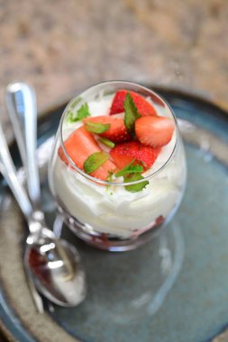 Çilekli krema, çilekli ve kremalı.