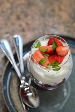 Çilekli tatlı, krem şantili ve çilekli..