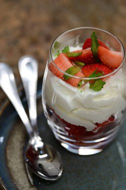 Krem şantili çilek tatlısı.