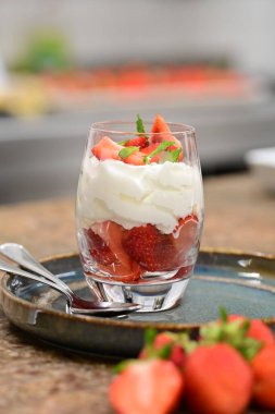 Taze meyve ve meyveli lezzetli ve güzel bir tatlı.