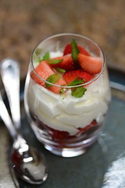Çilekli tatlı krema ve nane ile