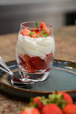Bardakta çilekli tatlı