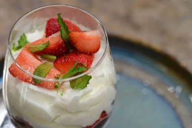 Çilekli taze tatlı.