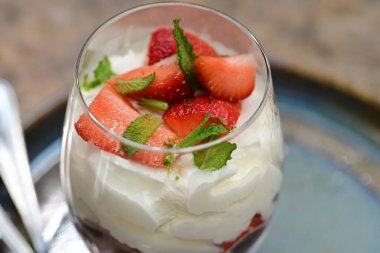 kremalı çilekli tatlı