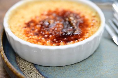 Beyaz bir tabakta lezzetli bir pastanın yakın çekimi.