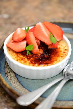 Çilekli çilekli puding