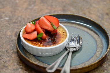 Çilekli ve naneli lezzetli çilekli tatlı.