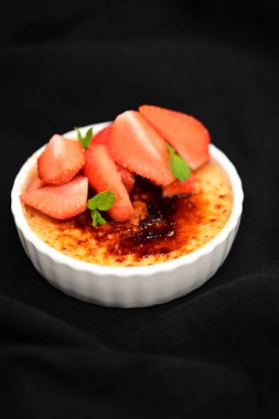 Taze nane yapraklı çilekli tatlı.