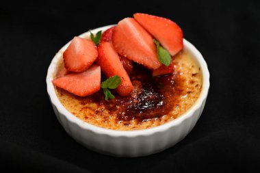 Beyaz kasede çilekli ve vanilyalı dondurma.